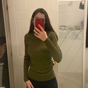 Vince Turtleneck Sweater in Olive Green Size small *small flaw